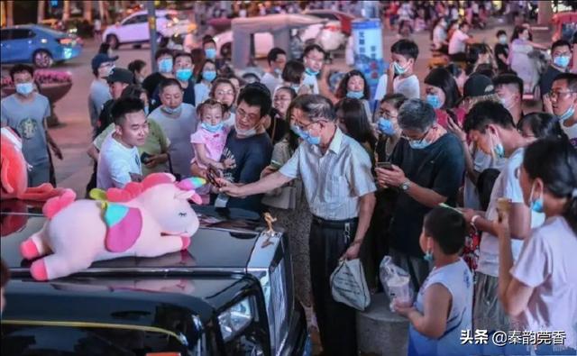 “地摊经济”到底有多火？看！这些有钱人开豪车来摆地摊了