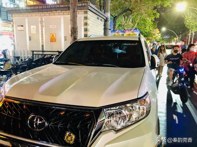 “地摊经济”到底有多火？看！这些有钱人开豪车来摆地摊了