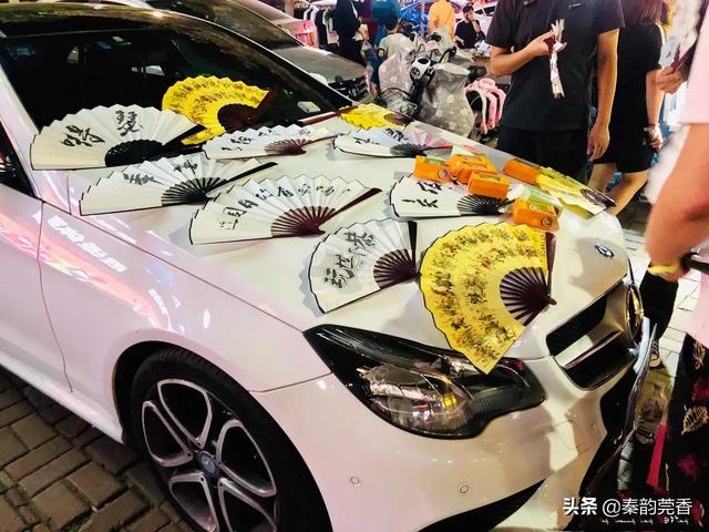 “地摊经济”到底有多火？看！这些有钱人开豪车来摆地摊了