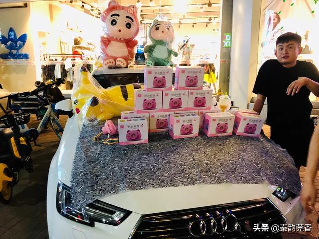 “地摊经济”到底有多火？看！这些有钱人开豪车来摆地摊了